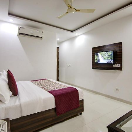 Hotel Devrana Delhi Airport Нью-Дели Экстерьер фото
