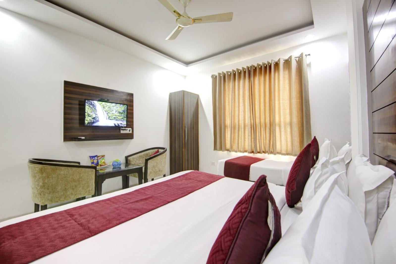 Hotel Devrana Delhi Airport Нью-Дели Экстерьер фото