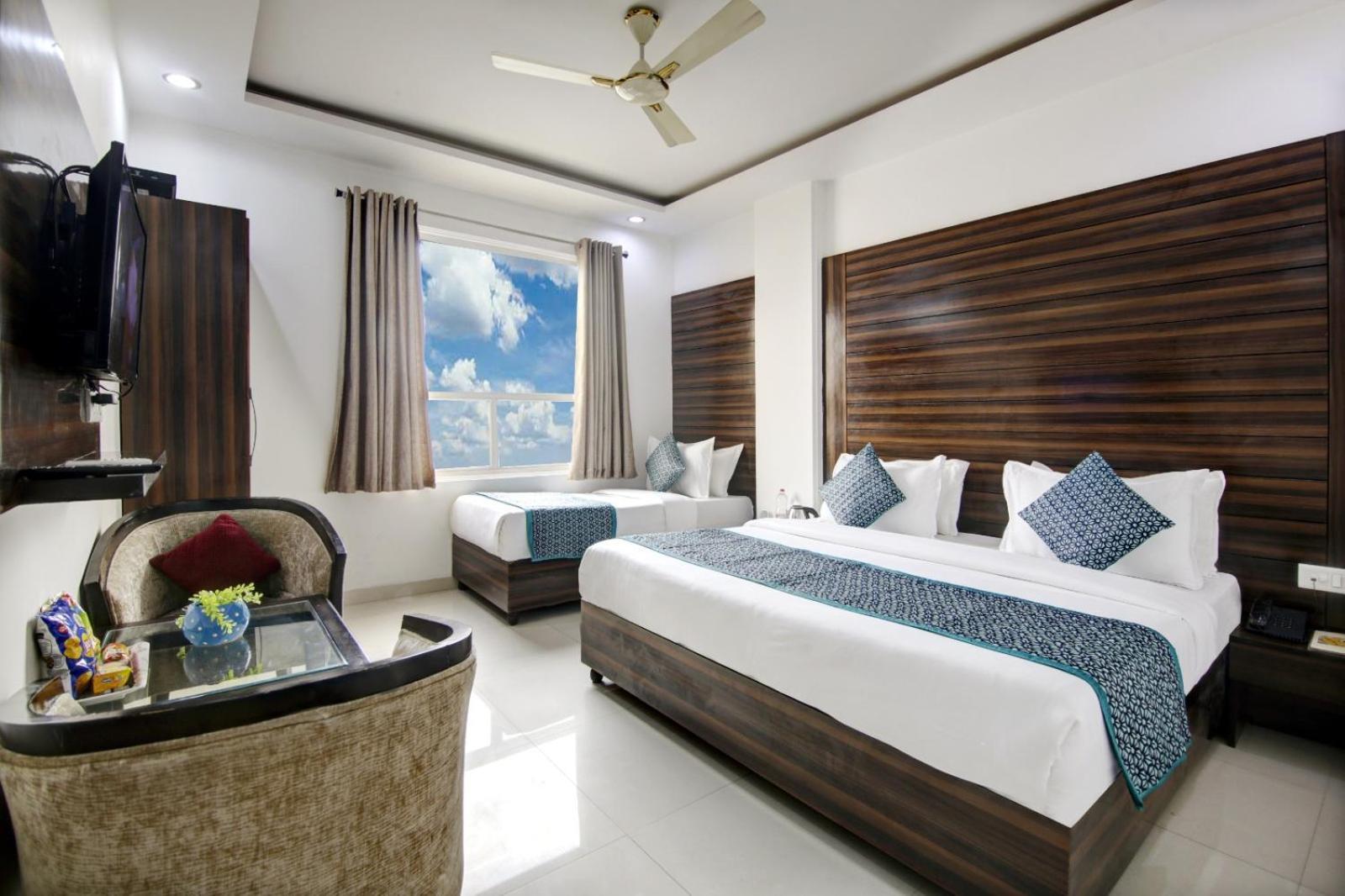 Hotel Devrana Delhi Airport Нью-Дели Экстерьер фото