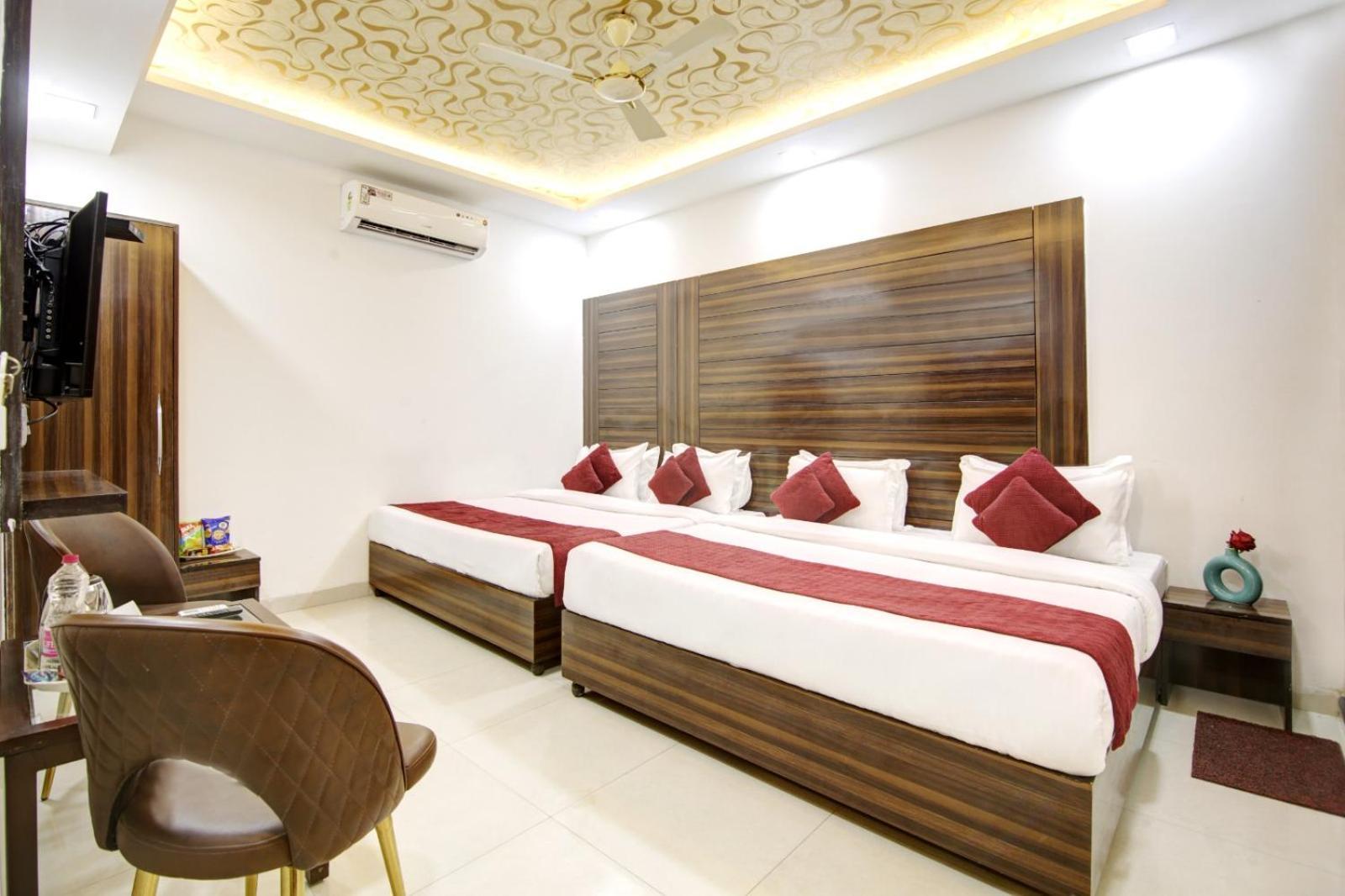 Hotel Devrana Delhi Airport Нью-Дели Экстерьер фото