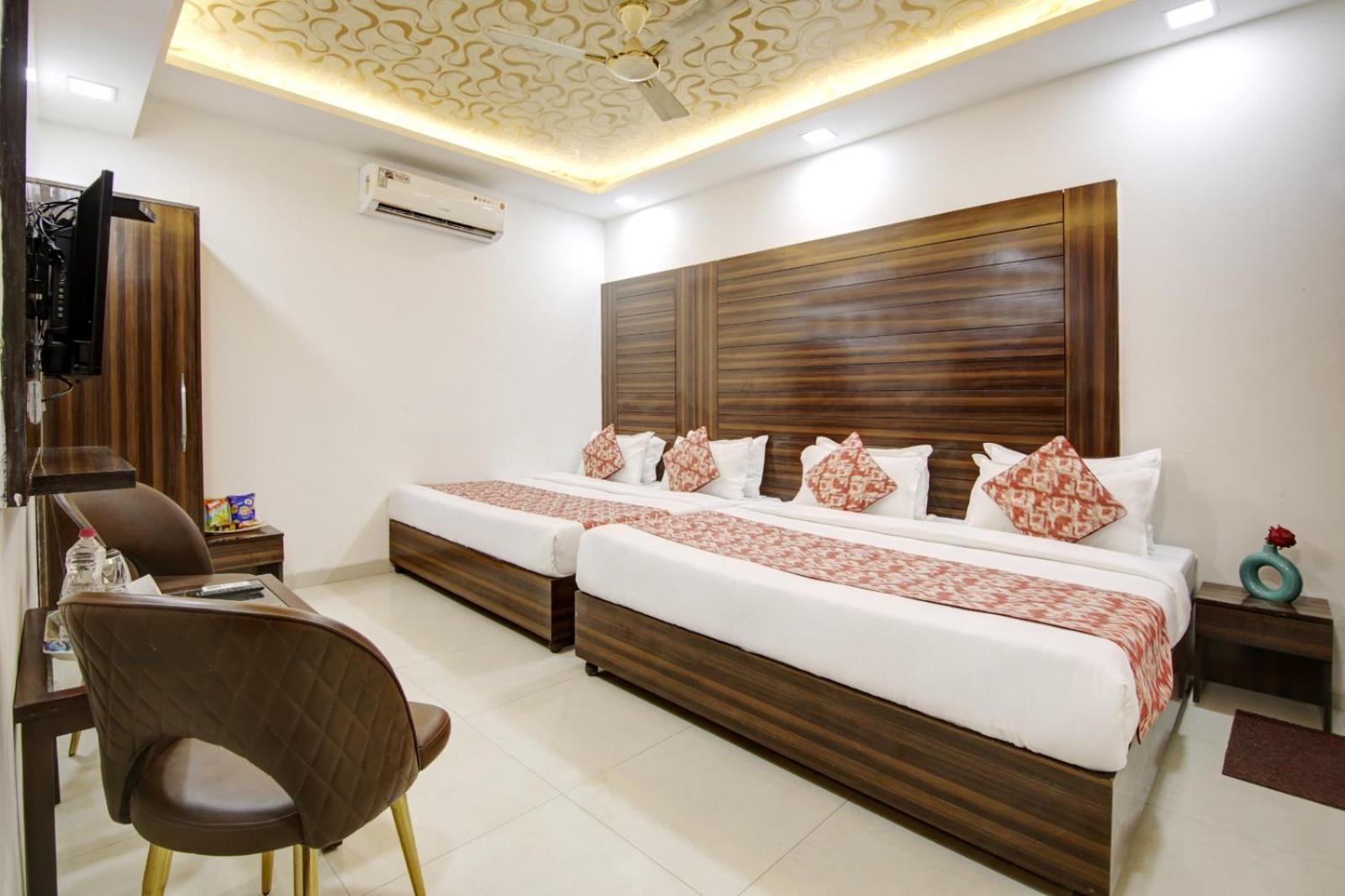 Hotel Devrana Delhi Airport Нью-Дели Экстерьер фото