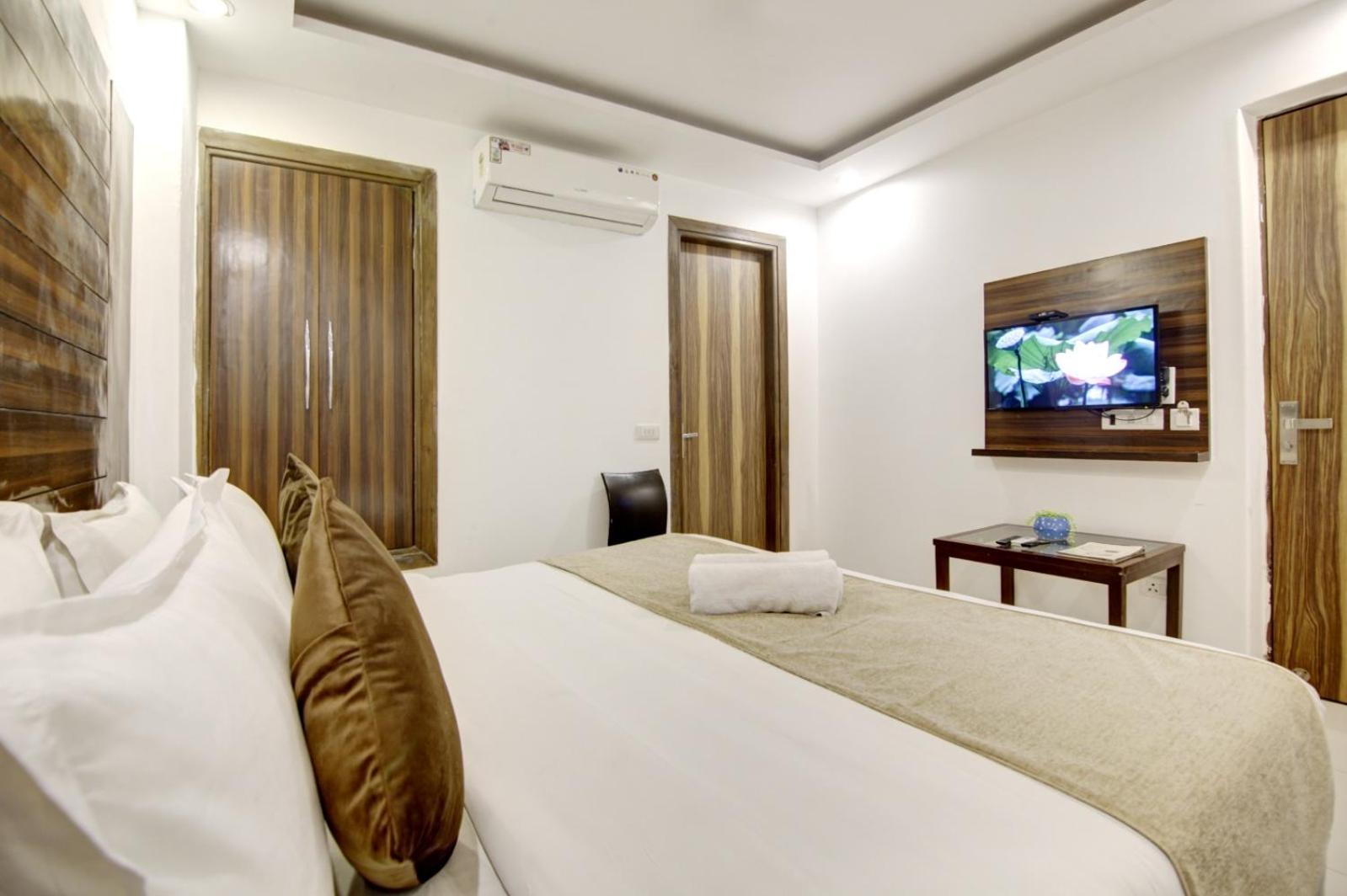Hotel Devrana Delhi Airport Нью-Дели Экстерьер фото