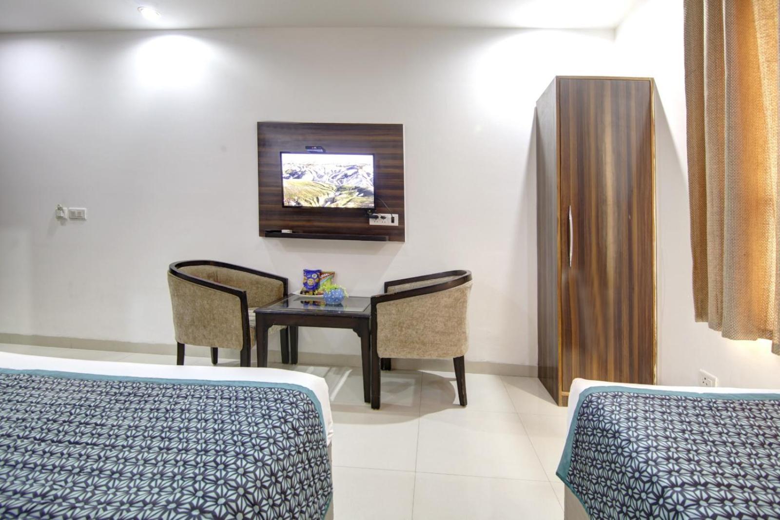 Hotel Devrana Delhi Airport Нью-Дели Экстерьер фото