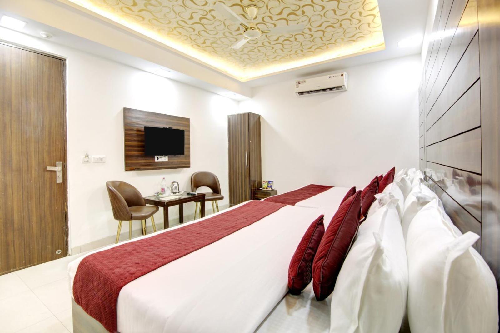 Hotel Devrana Delhi Airport Нью-Дели Экстерьер фото