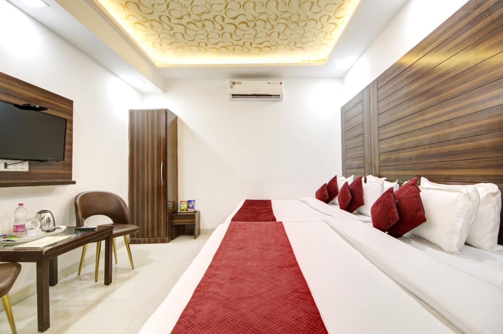 Hotel Devrana Delhi Airport Нью-Дели Экстерьер фото