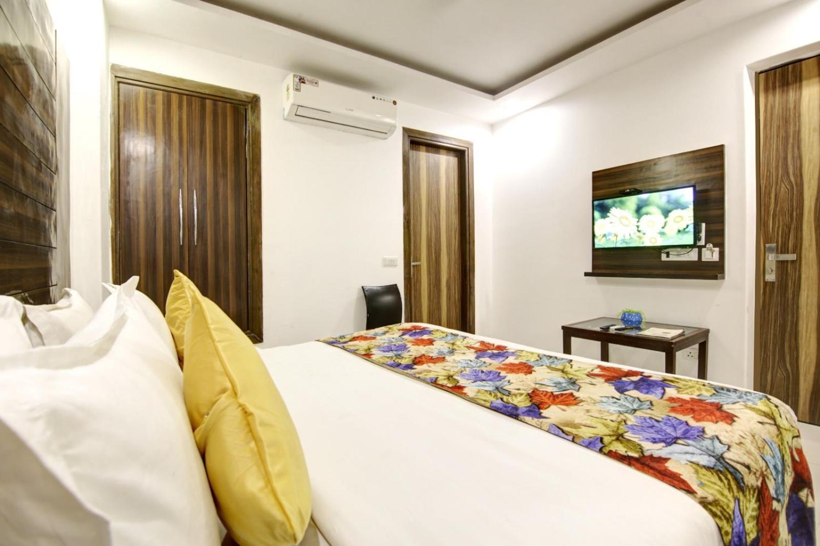 Hotel Devrana Delhi Airport Нью-Дели Экстерьер фото