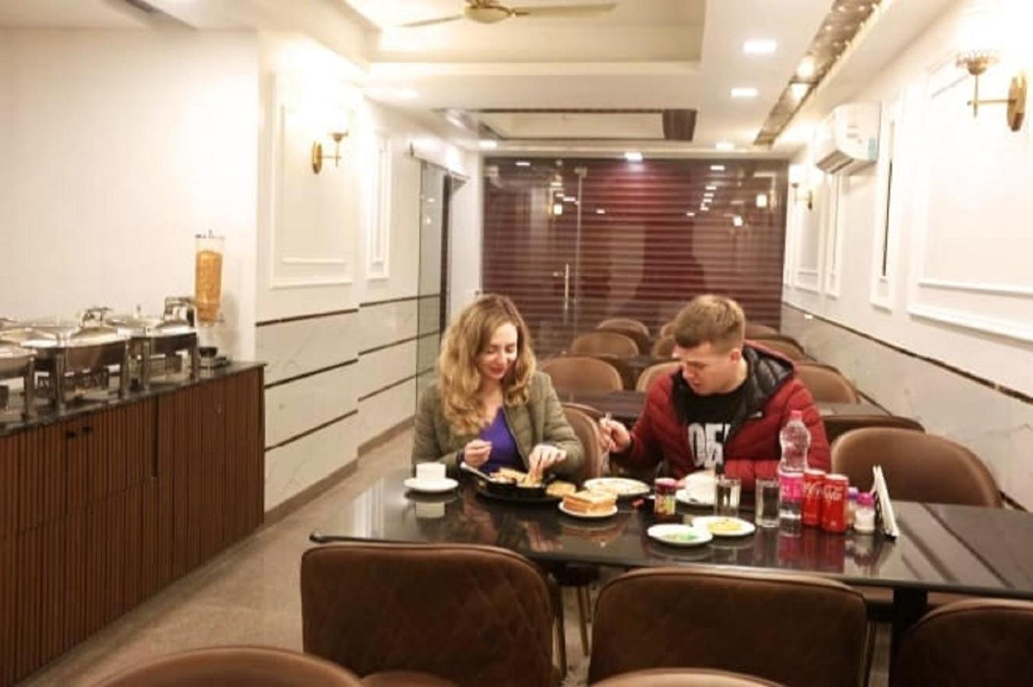 Hotel Devrana Delhi Airport Нью-Дели Экстерьер фото