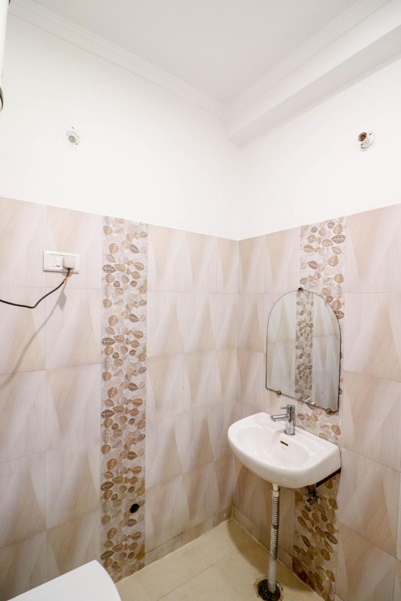 Hotel Devrana Delhi Airport Нью-Дели Экстерьер фото